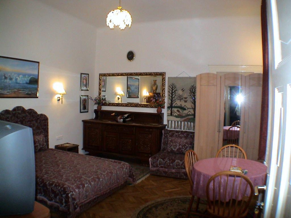 Garibaldi 5 Apartments & Rooms Budapeste Quarto foto