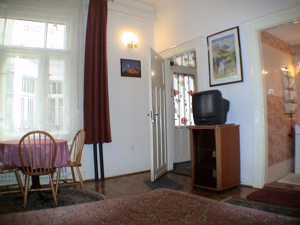 Garibaldi 5 Apartments & Rooms Budapeste Quarto foto